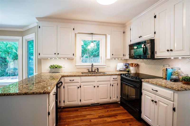 8825 Colesbury Dr, Raleigh, NC 27615