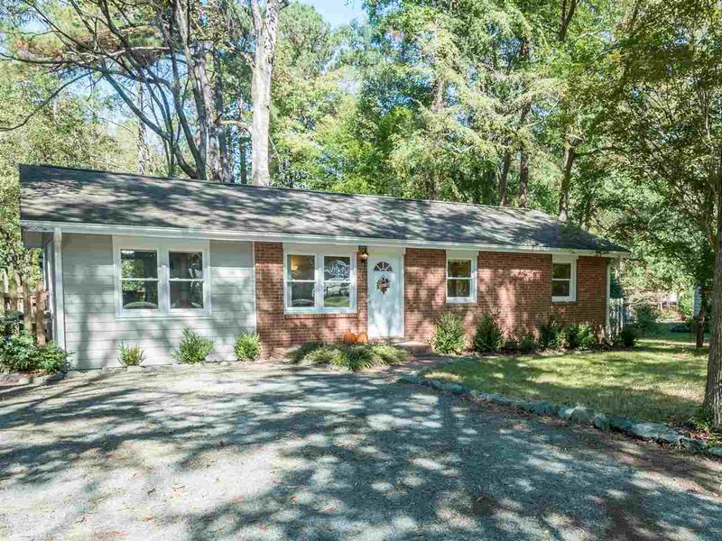 8907 Rollingwood Rd, Chapel Hill, NC 27516