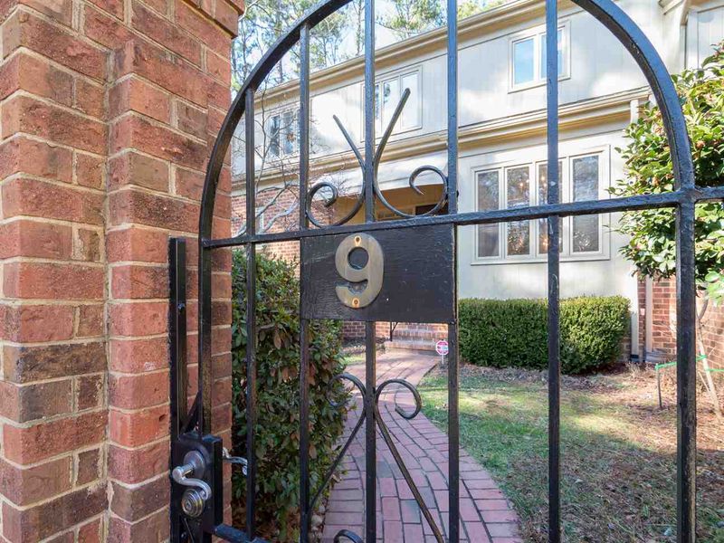 9 Innisfree Dr, Durham, NC 27707