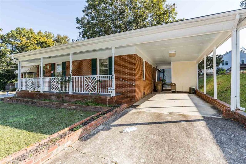 902 Pond St, Clayton, NC 27520