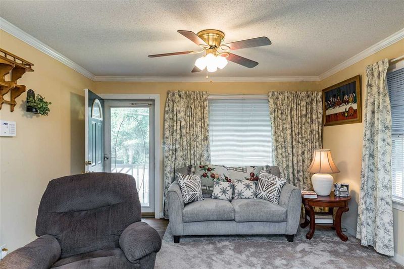 902 Pond St, Clayton, NC 27520