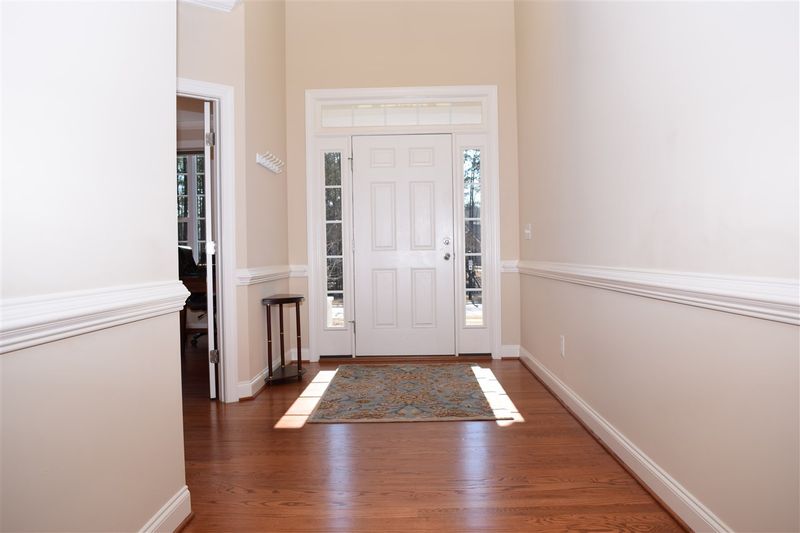 902 Queensdale Dr, Cary, NC 27519