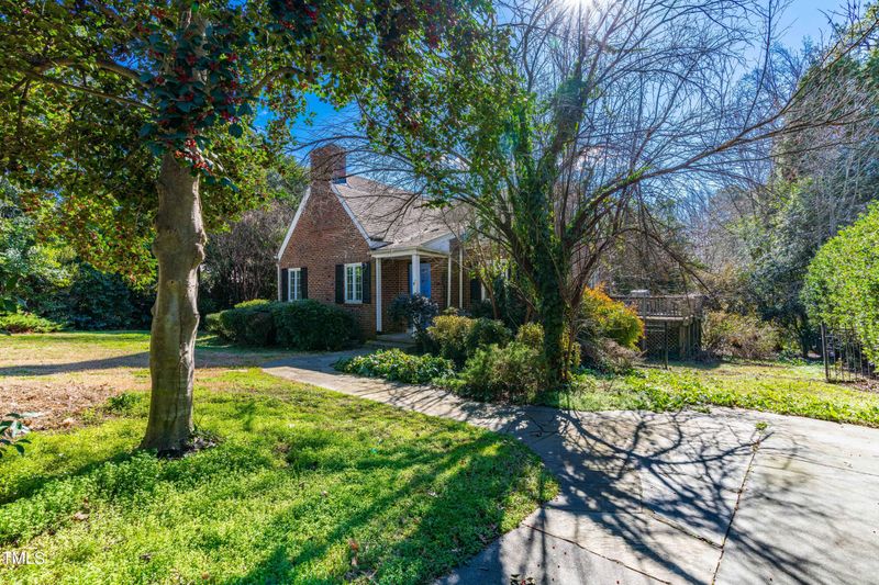 903 Lake Boone Trl, Raleigh, NC 27607