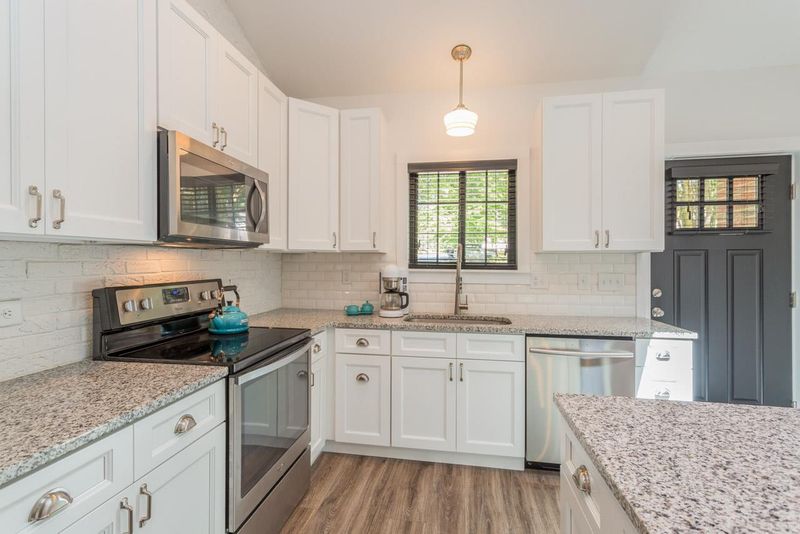 904 Barringer Dr, Raleigh, NC 27606