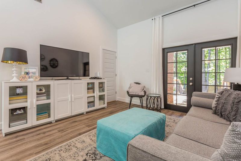 904 Barringer Dr, Raleigh, NC 27606