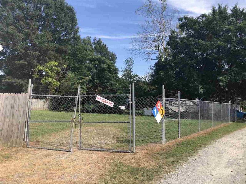 904 E Lizzie St, Selma, NC 27576