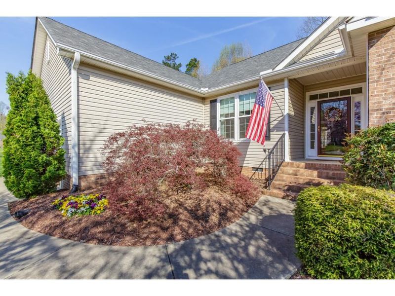 904 Stuart Dr, Mebane, NC 27302