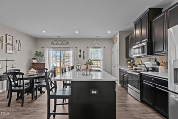 905 Arnold Place Dr, Fuquay Varina, NC 27526