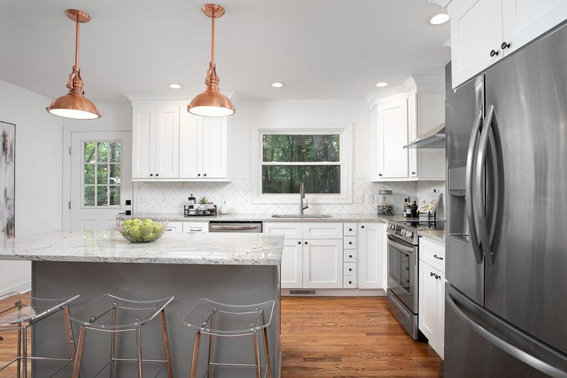 905 Chatham Ln, Raleigh, NC 27610