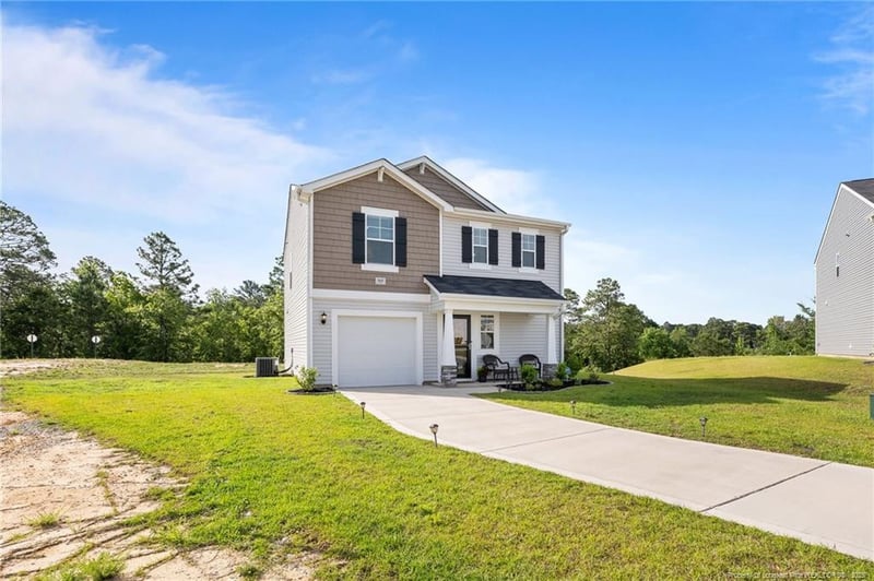 905 Sapphire Stone Ln, Hope Mills, NC 28348