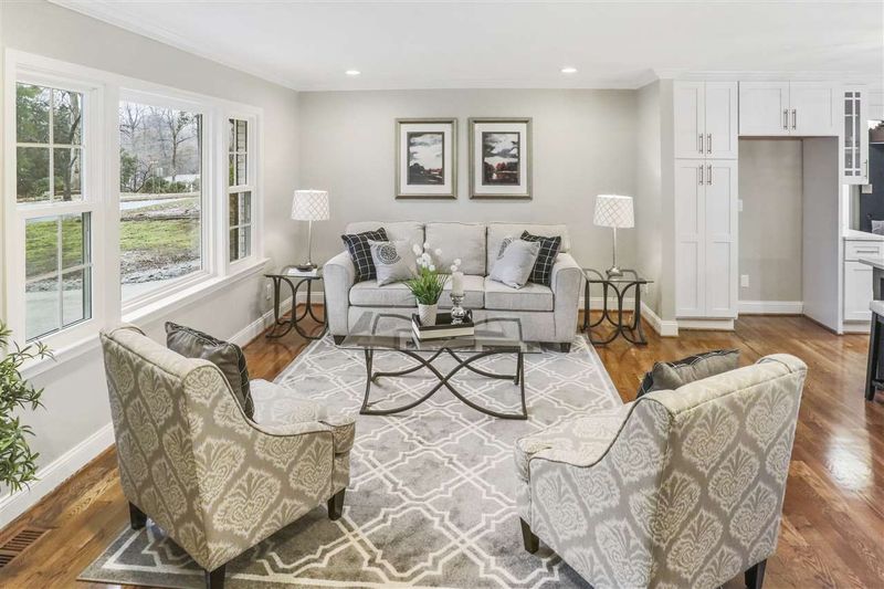 905 Thoreau Dr, Raleigh, NC 27609