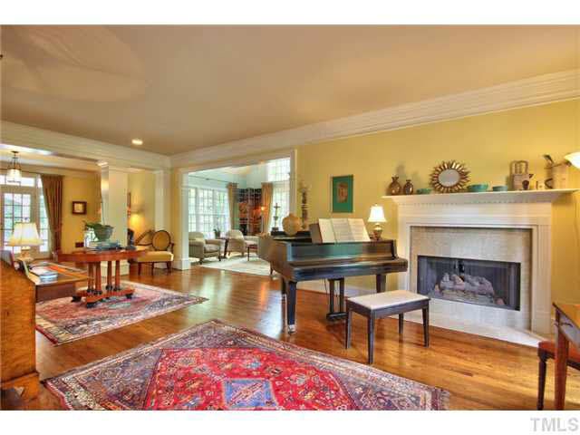 906 Bayberry Dr, Chapel Hill, NC 27517
