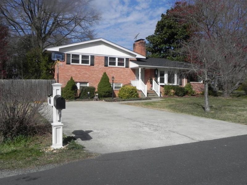 906 Mcpherson Rd, Burlington, NC 27215