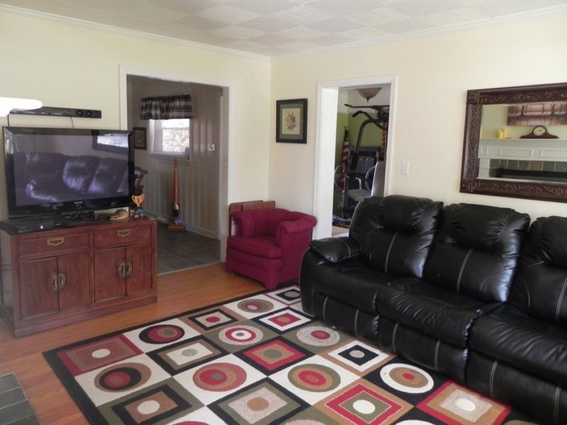 906 Mcpherson Rd, Burlington, NC 27215