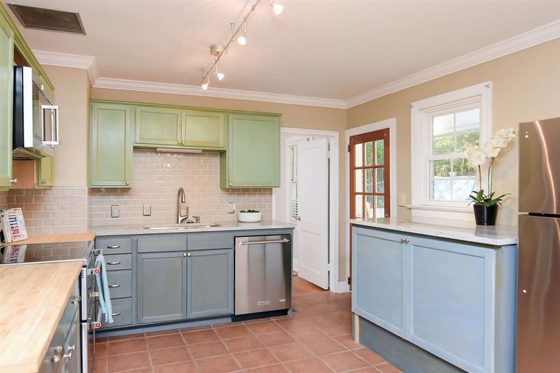 907 Gardner St, Raleigh, NC 27607