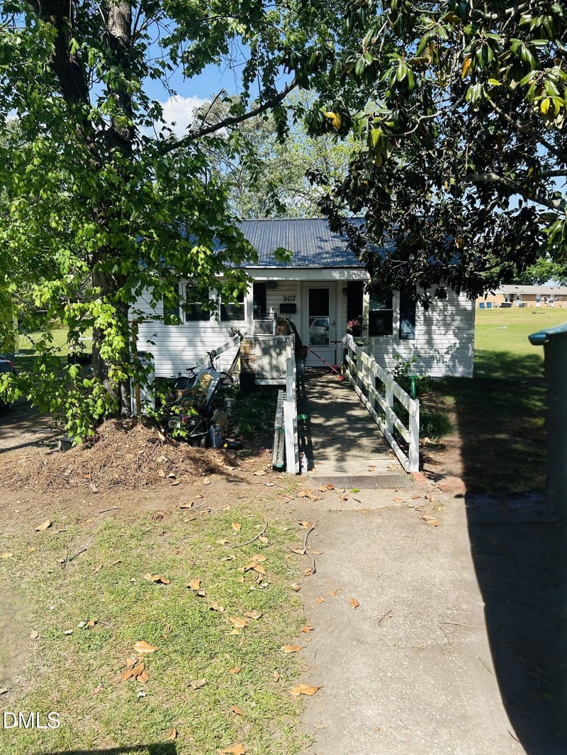907 Harnett St, Dunn, NC 28334