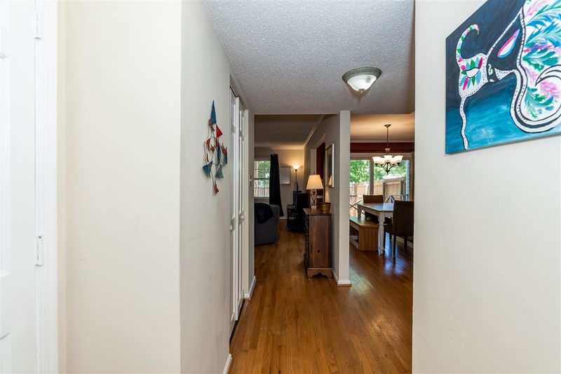 907 Lexington Ct, Cary, NC 27511