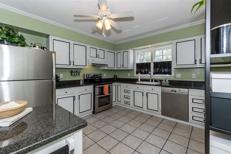 907 Lexington Ct, Cary, NC 27511