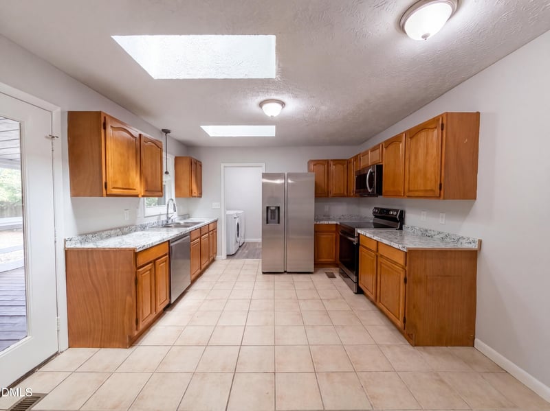 909 Axis Cir, Hope Mills, NC 28348