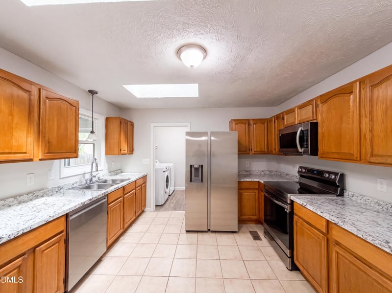 909 Axis Cir, Hope Mills, NC 28348