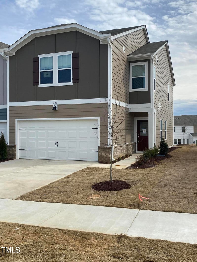 909 Clearhaven Ln, Fuquay Varina, NC 27526