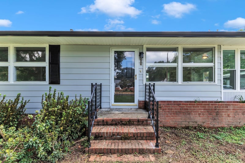 909 Forest Dr, Garner, NC 27529