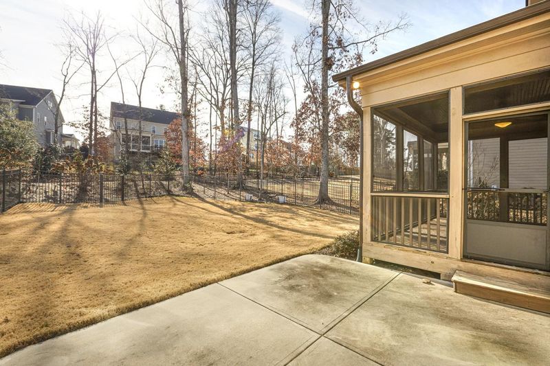 909 Hollymont Dr, Holly Springs, NC 27540