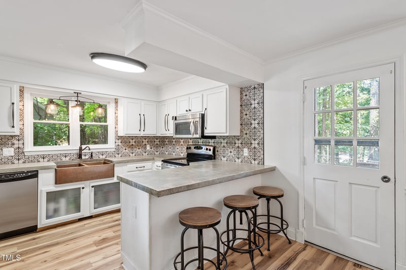 910 Balmoral Dr, Cary, NC 27511