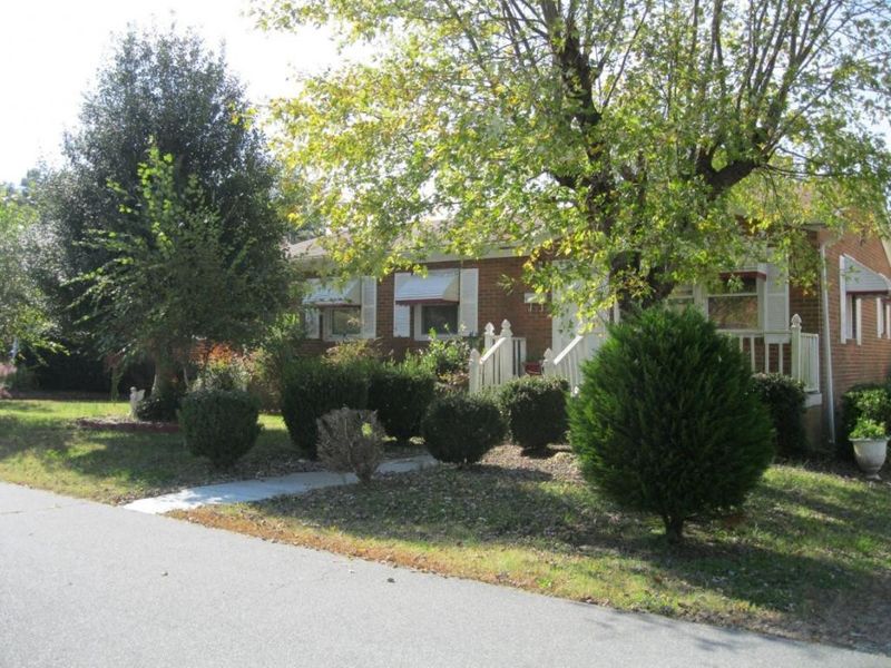 910 Gray St, Burlington, NC 27217