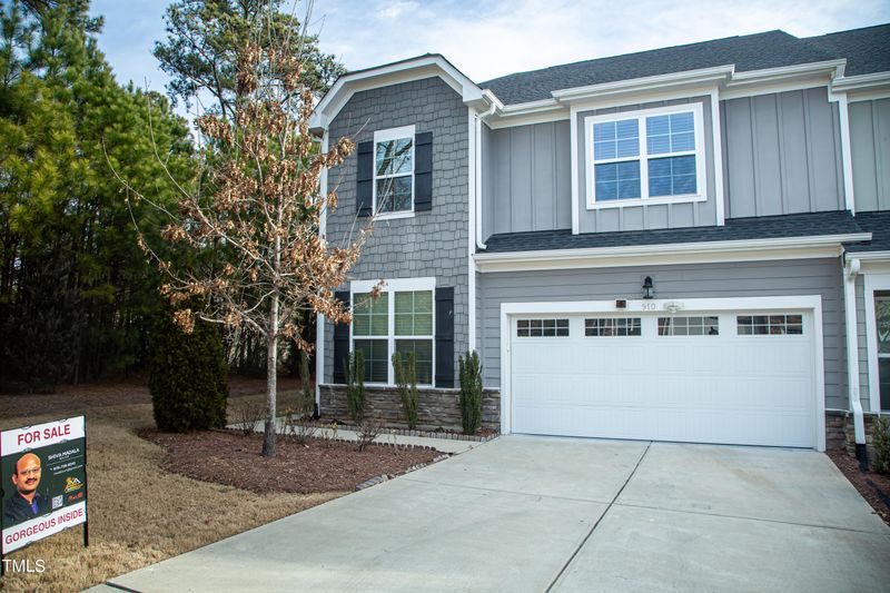 910 Green Ash Ln, Cary, NC 27513