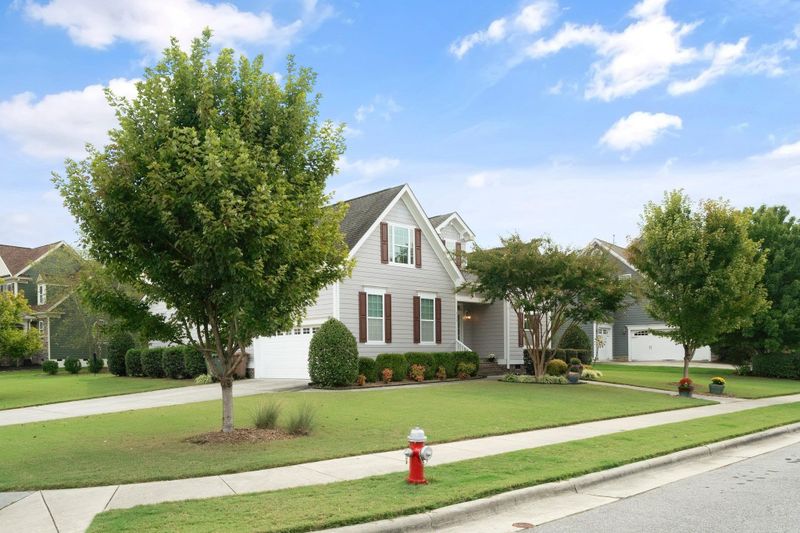 910 Queensdale Dr, Cary, NC 27519