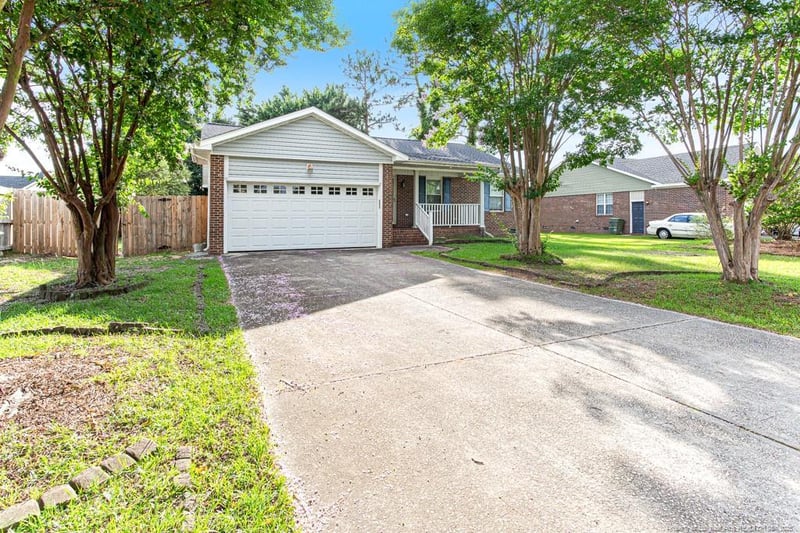 911 Alexwood Dr, Hope Mills, NC 28348