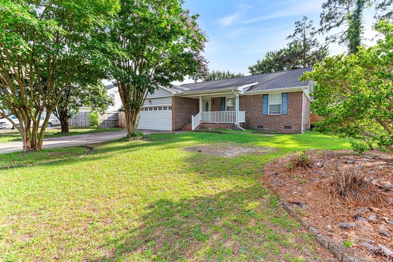 911 Alexwood Dr, Hope Mills, NC 28348