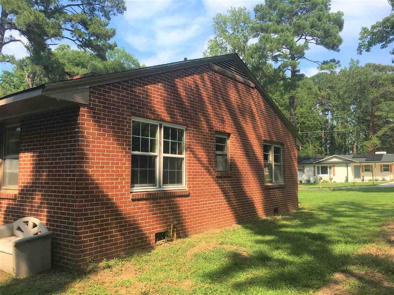 911 Evans Dr, Sanford, NC 27330