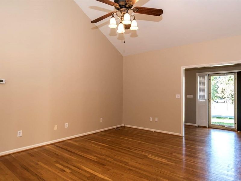 911 Stuart Dr, Mebane, NC 27302