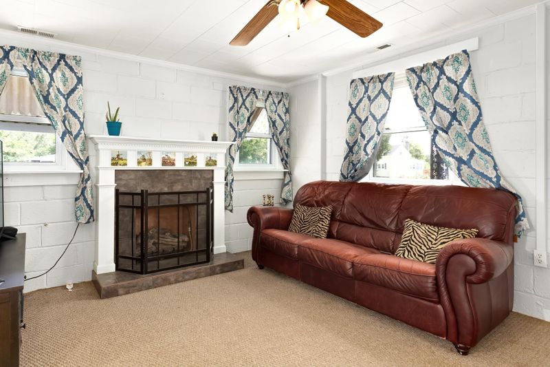 912 E Gilbreath St, Graham, NC 27253