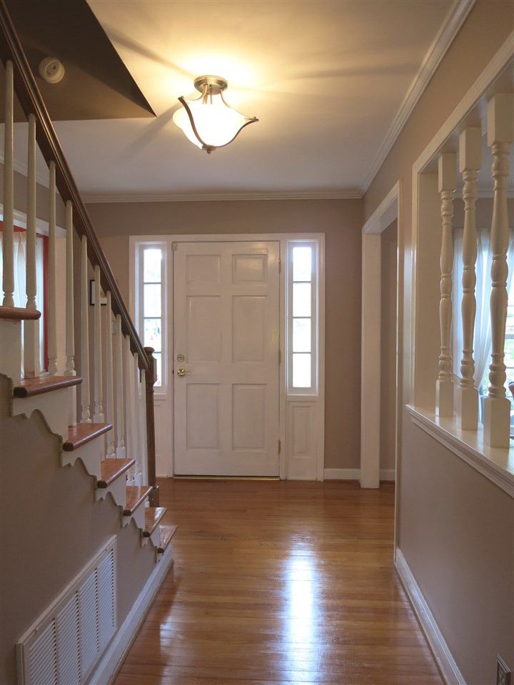 913 Cedarhurst Dr, Raleigh, NC 27609