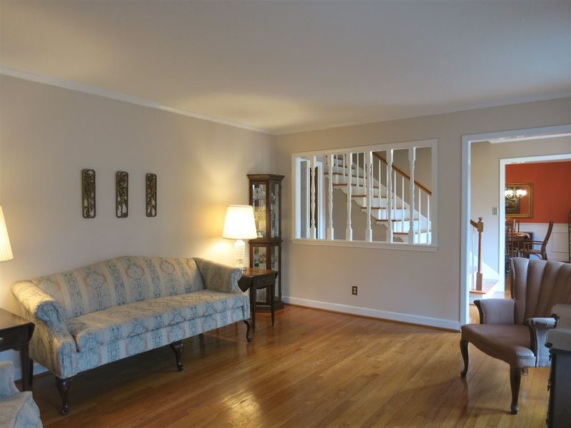 913 Cedarhurst Dr, Raleigh, NC 27609