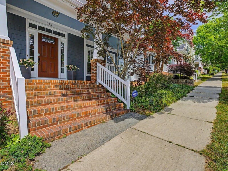 913 Edgewater Cir, Chapel Hill, NC 27516