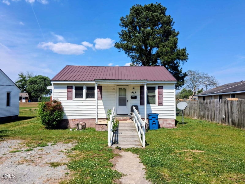 913 Harnett St, Dunn, NC 28334
