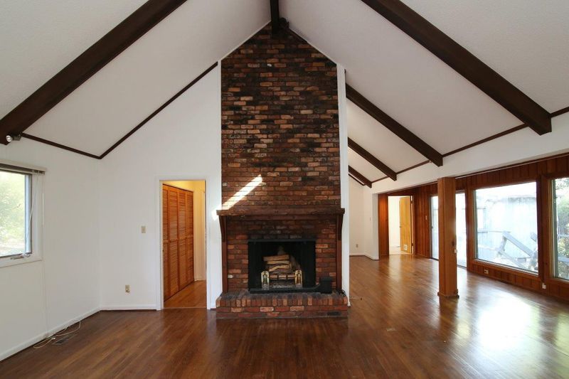914 Crestwood Ln, Chapel Hill, NC 27517