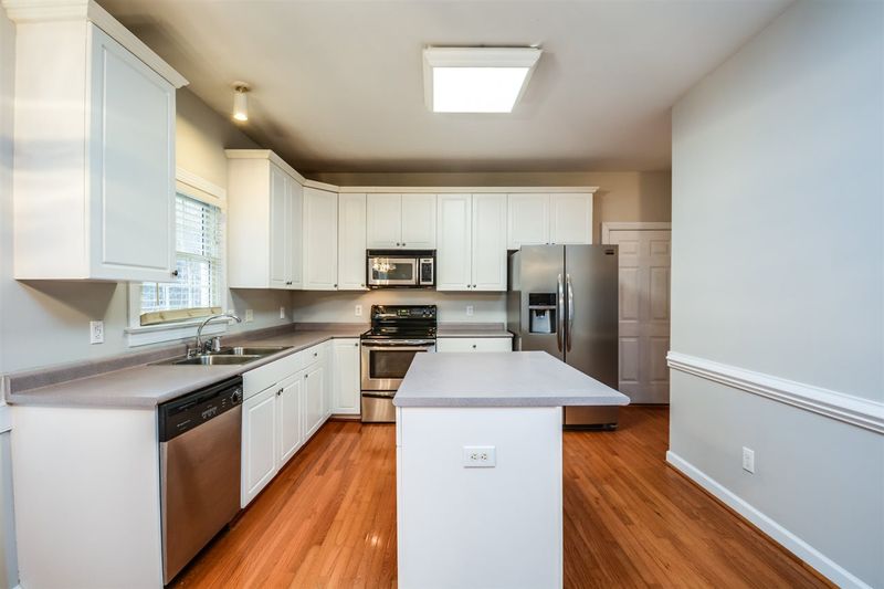 916 Bonhurst Dr, Holly Springs, NC 27540