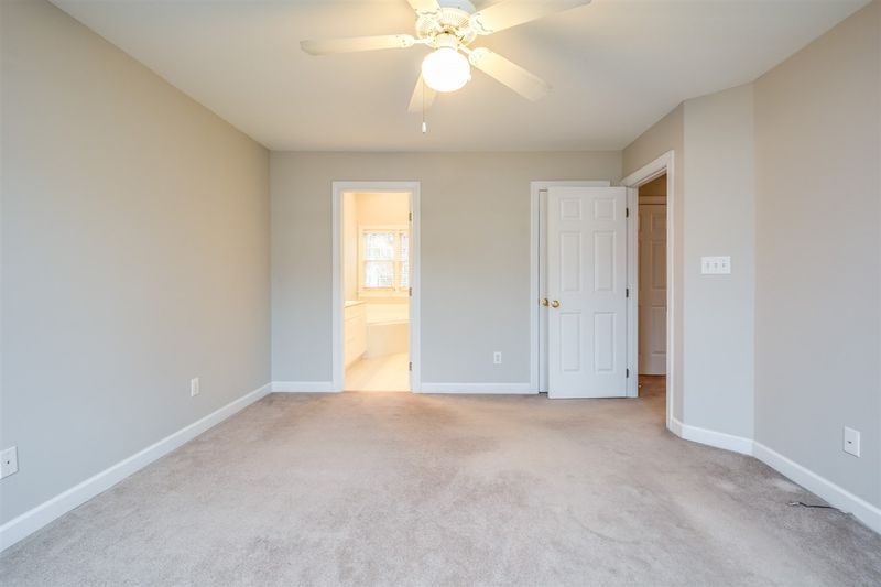 916 Bonhurst Dr, Holly Springs, NC 27540