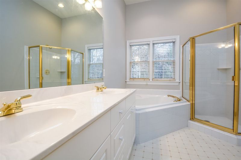 916 Bonhurst Dr, Holly Springs, NC 27540