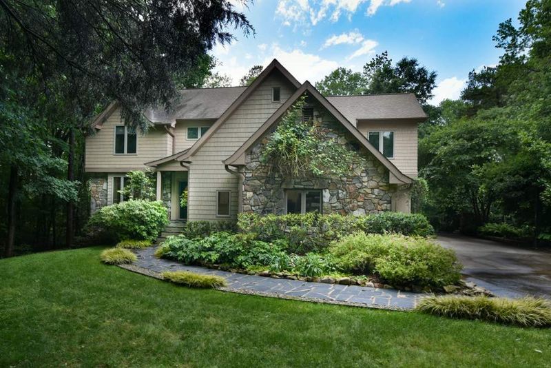 916 Pinehurst Dr, Chapel Hill, NC 27517