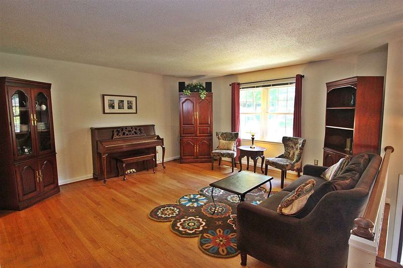 918 Tanglewood Dr, Cary, NC 27511