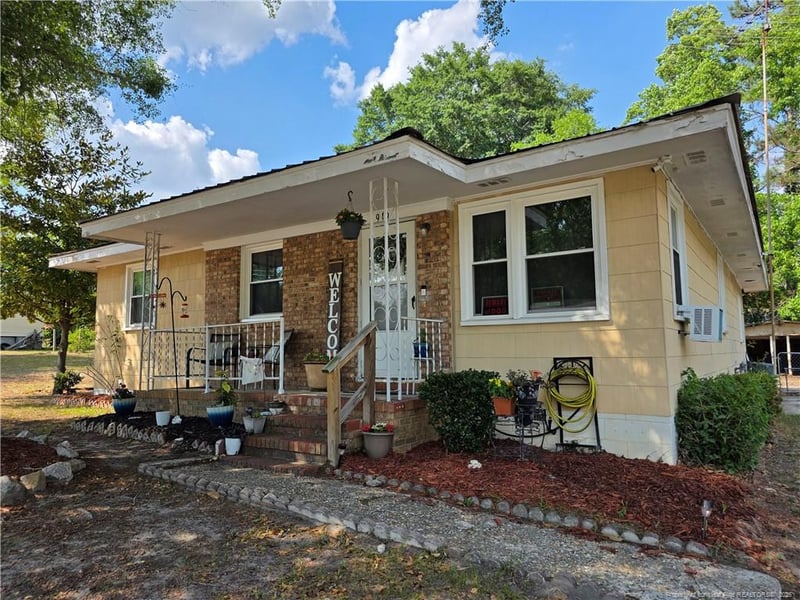 919 Fleetwood Dr, Fayetteville, NC 28305