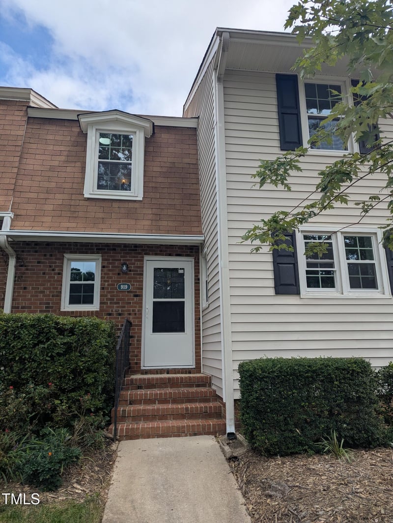 919 Lexington Ct, Cary, NC 27511