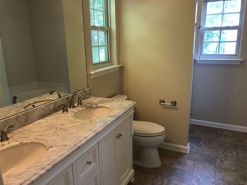 922 Country Club Dr, Durham, NC 27712
