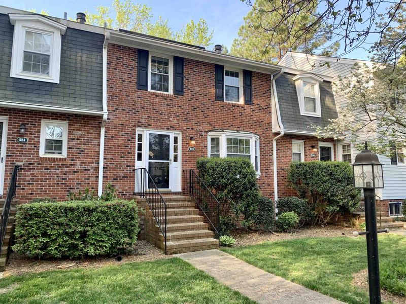 922 Hampshire Ct, Cary, NC 27511
